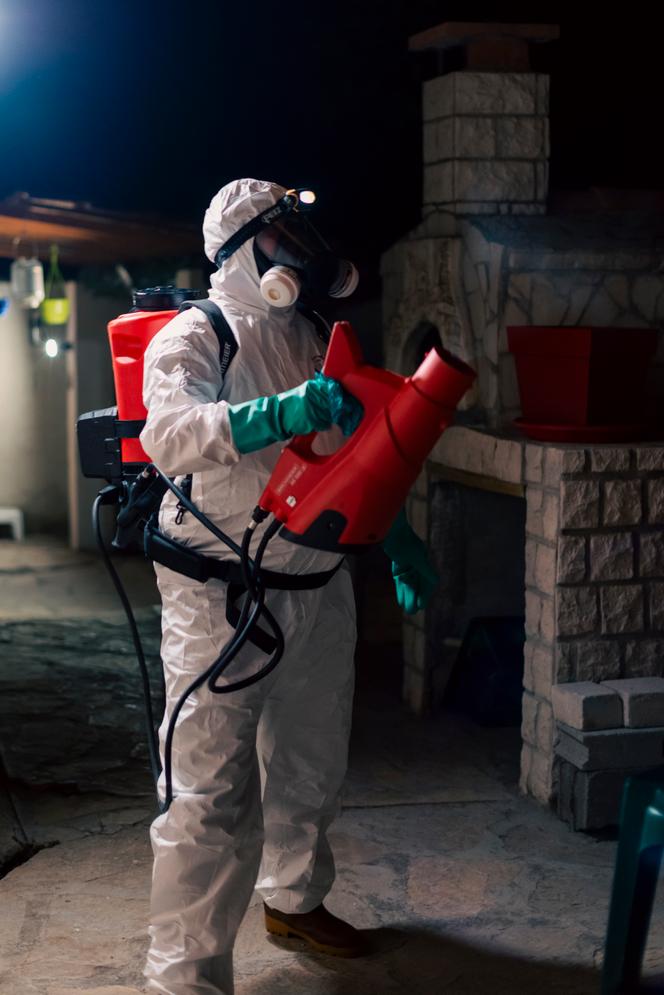 Démoustication à base de deltaméthrine chez un particulier à La Fare-les-Oliviers (Bouches-du-Rhône), le 19 août 2025. Il s'agit de viser la végétation, refuge favori des moustiques adultes.