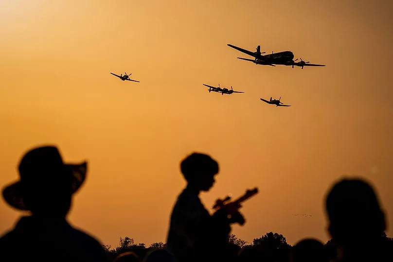 Un avion Douglas DC-6B conduit l'équipe de voltige des Flying Bulls Red Bull au-dessus de la piste de l'aéroport Aurel Vlaicu, le 30 août 2025.