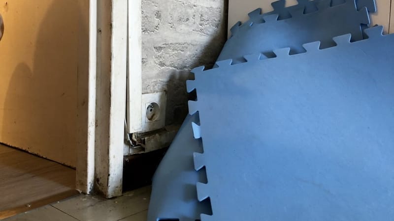 Les fils électriques sont hors de leur gaine dans la chambre du bébé.