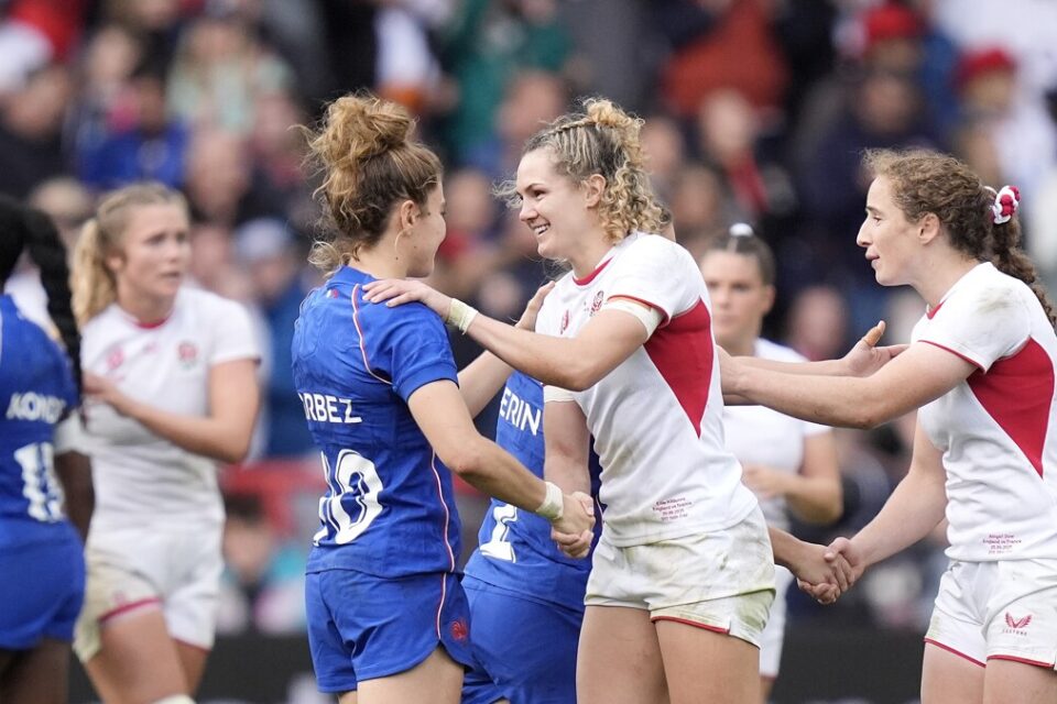 Ellie Kildunne, joueuse du match et auteur de deux essais, félicite l'ouvreuse française Carla Arbez.