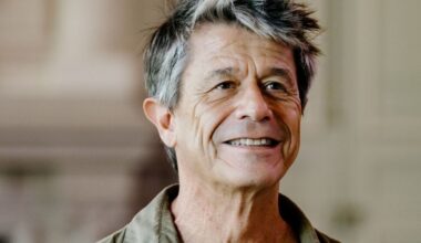 Emmanuel Carrère signe le livre "Kolkhoze", un des favoris pour le Goncourt 2025