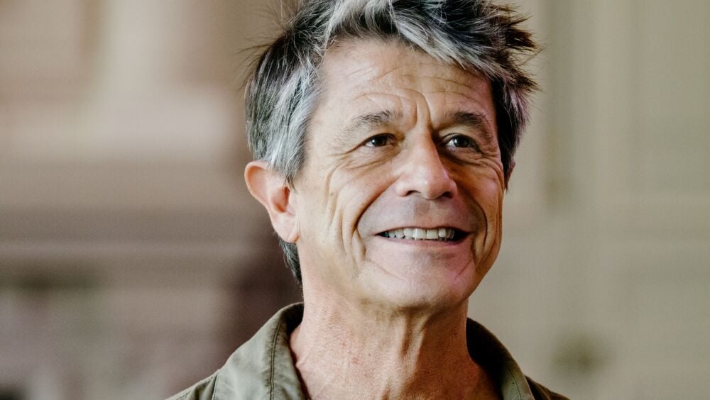 Emmanuel Carrère signe le livre "Kolkhoze", un des favoris pour le Goncourt 2025