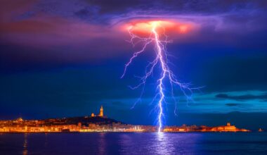 Illustration de l'éclair exceptionnel qui a frappé Marseille avec une intensité rare.