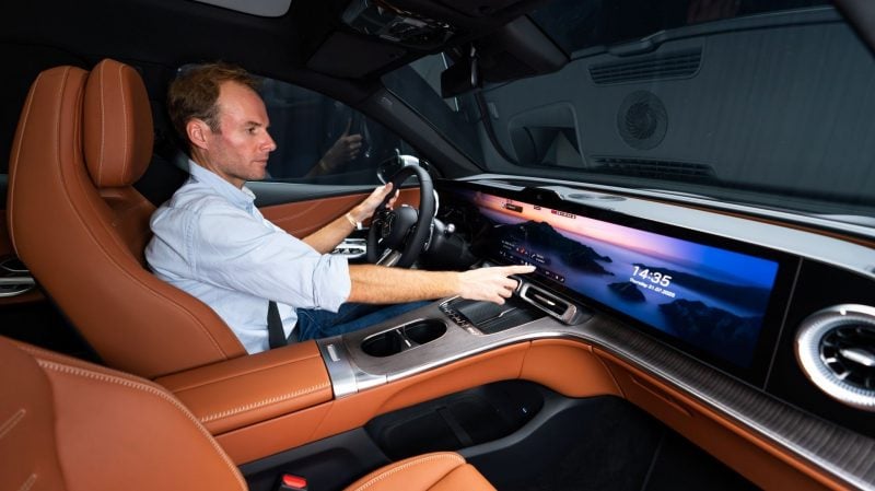 En option, le spectaculaire écran Hyperscreen occupe toute la largeur de la planche de bord : l'immense dalle de 99,3 cm regroupe données de conduite, fonctions connectées et divertissement, gérés par la dernière version du logiciel MB.OS. L'apprivoiser demandera du temps, mais l'intelligence artificielle veille au grain...