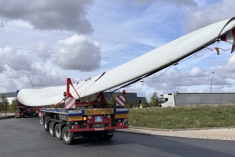 Les colosses de métal ont créé quelques bouchons sur l'Autoroute A10.