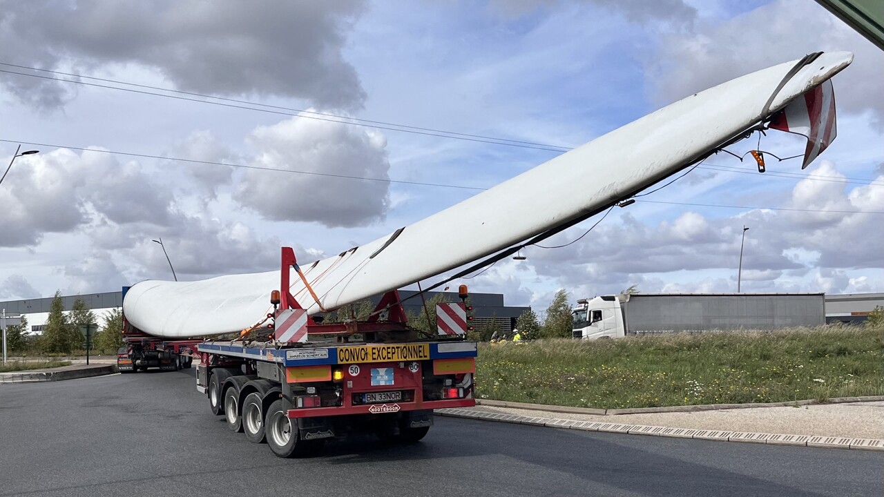 Ces vieilles pales d’éoliennes font route vers l’Allemagne avec un convoi très exceptionnel