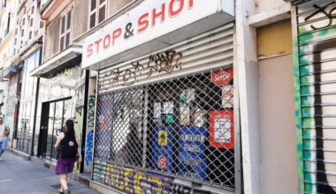 la façade de ce commerce criblée de balles