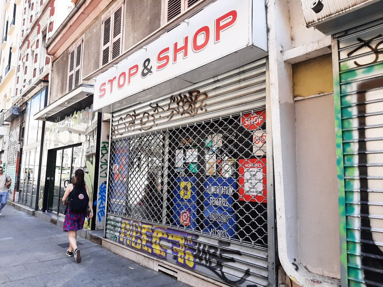 la façade de ce commerce criblée de balles