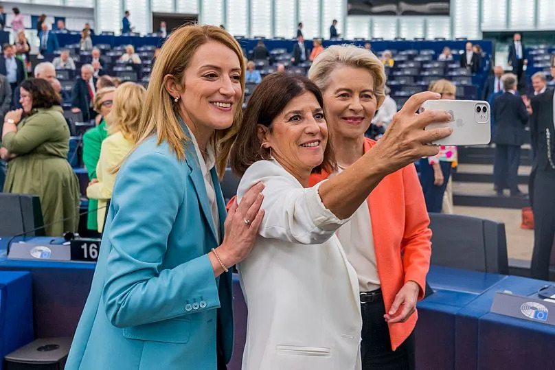 Chaque SOTEU commence par un rituel : un prélude gênant où von der Leyen se promène dans l'hémicycle, serrant des mains et embrassant des joues avec les dirigeants des partis et les députés européens.
