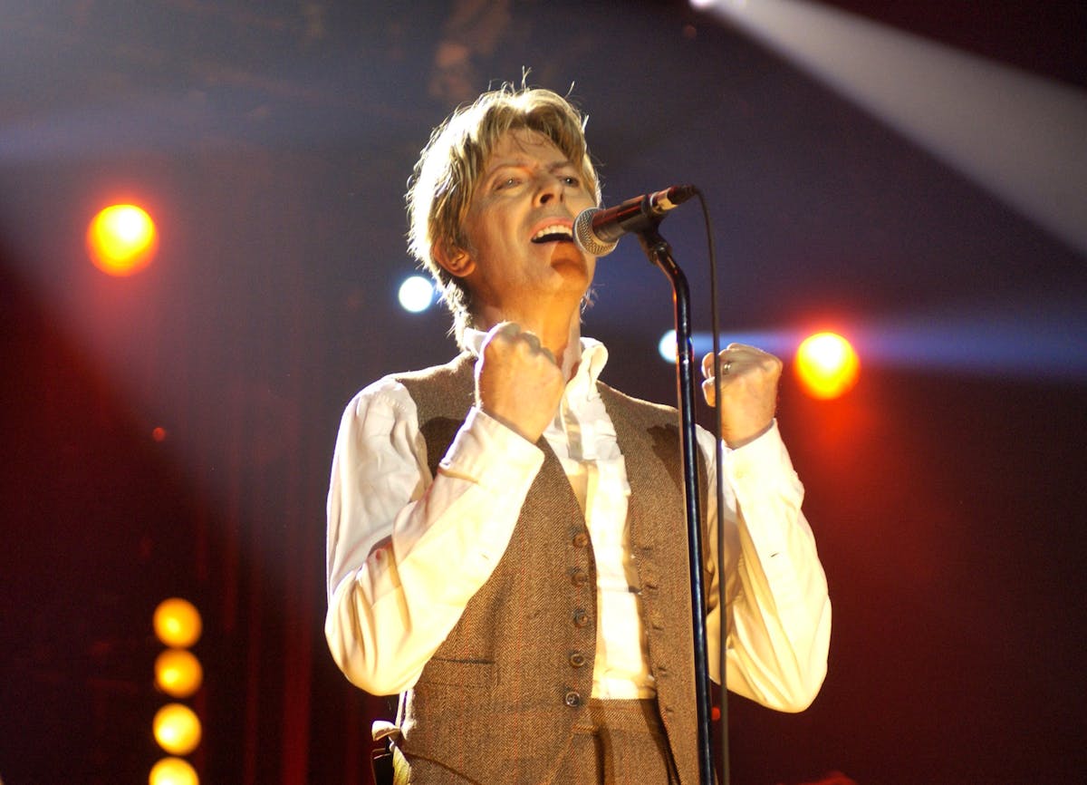 David Bowie sur scène à New York en 2002.