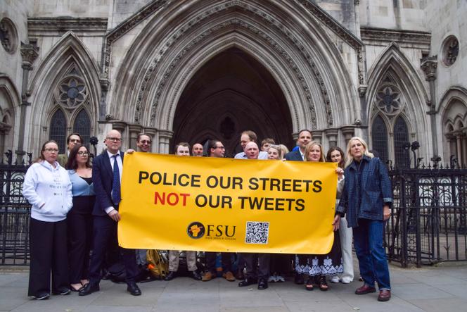 Devant la Cour royale de justice avant l’appel de Lucy Connolly, des membres de la Free Speech Union (« union pour la liberté d’expression ») et des sympathisants, dont Raymond Connolly, son mari et conseiller, manifestent à Londres, le 15 mai 2025. 