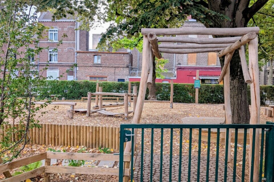 Après plusieurs mois de travaux l'une des cours de récréation a été complètement débitumée.