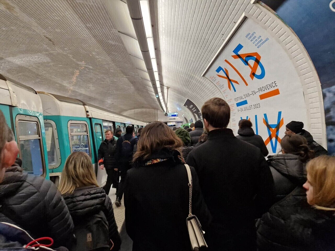 Grève à la RATP et la SNCF, création d'une passerelle et point culminant... l'info à midi en Île-de-France