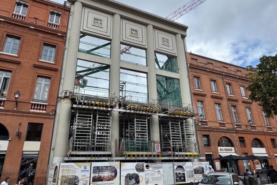 La façade Art-Déco, classée aux Monuments historiques, a été préservée