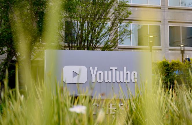Un panneau YouTube, devant le siège social de l’entreprise, à San Bruno (Californie), le 23 avril 2025.