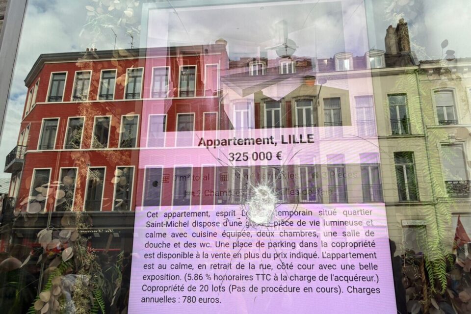 Des vitrines d'agences immobilières comme celle-ci rue Solférino à Lille sont la cible de casseurs.
