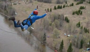 Sous les yeux de son fils, une professionnelle décède en voulant faire un selfie après un saut à l'élastique en Russie