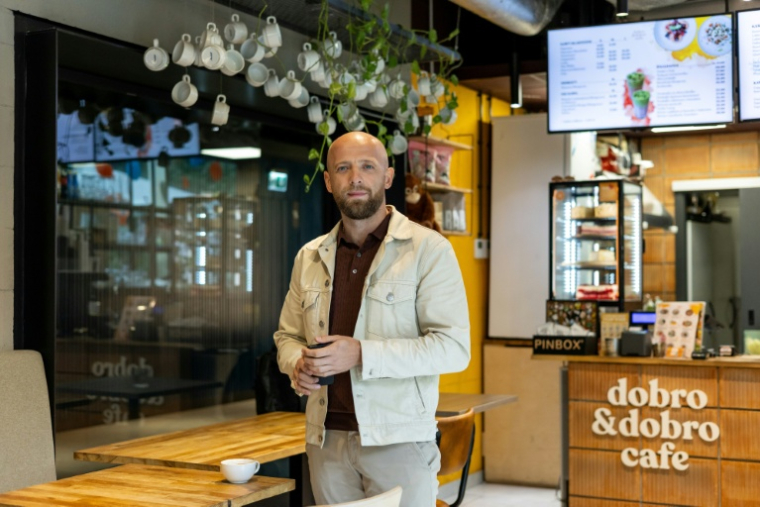Oleg Yarovi, un Ukrainien à la tête d'une chaîne de cafés en Pologne, dans un de ses établissement, à Varsovie, le 22 septembre 2025 ( AFP / Wojtek RADWANSKI )