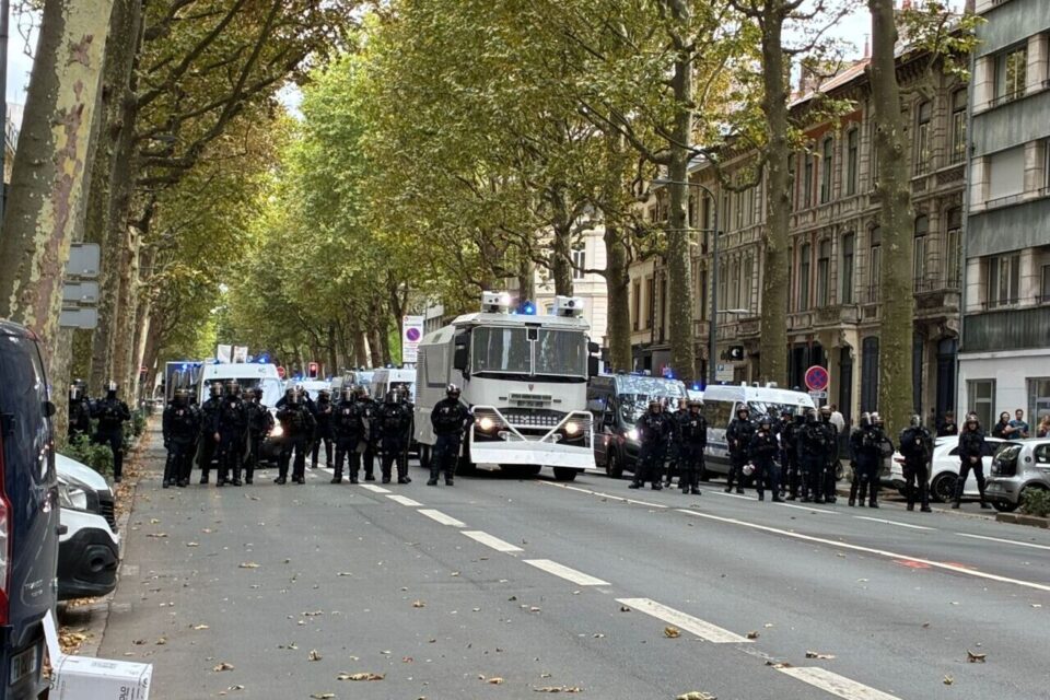 La police est en place, boulevard de la Liberté à Lille (Nord), alors que le cortège de manifestants avance.