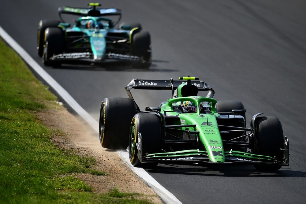 Fernando Alonso derrière Gabriel Bortoleto à Monza.