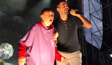 à seulement 11 ans, il monte sur scène et met le feu au festival La Flûme Enchantée