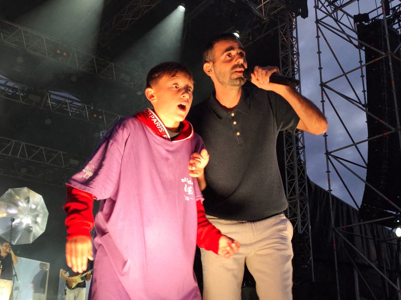 à seulement 11 ans, il monte sur scène et met le feu au festival La Flûme Enchantée
