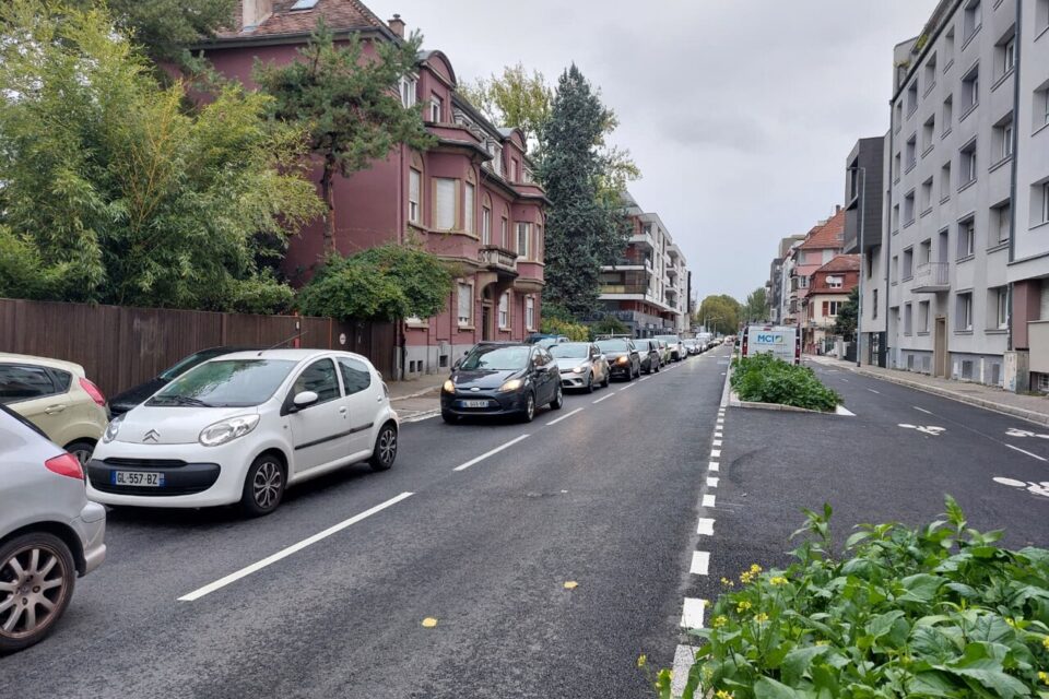Une file interminable de voitures se forme dans cette rue auparavant sans difficulté.