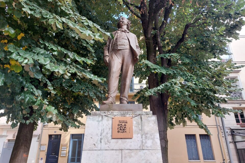 La statue de Gustave Flaubert place des Carmes à Rouen (Seine-Maritime). 