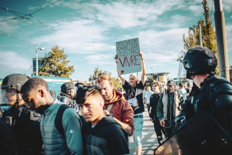 10 septembre, bloquons tout, Manifestant, pancarte, police, gendarmerie