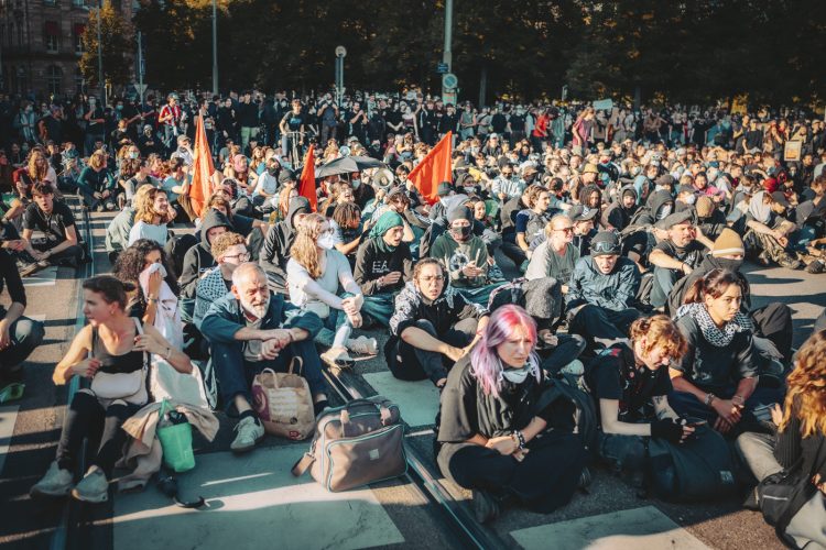 10 septembre, bloquons tout, manifestant, mégaphone, foule
