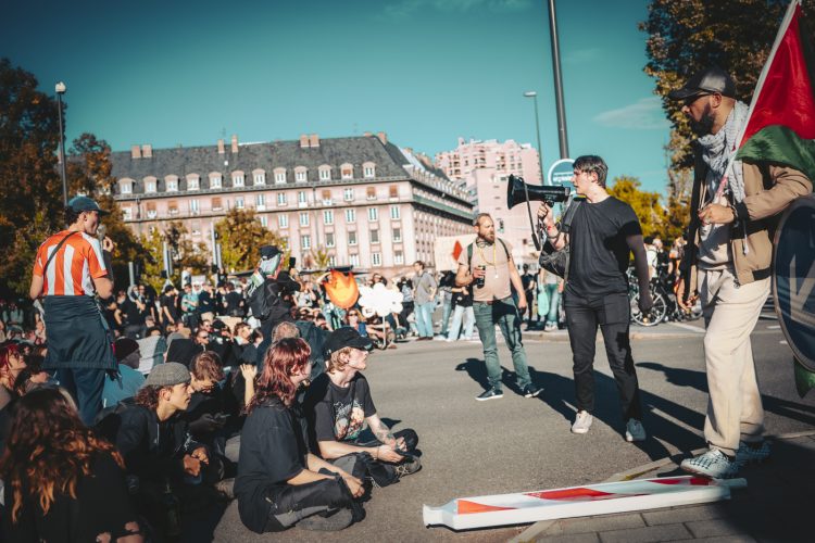 10 septembre, bloquons tout, manifestant, mégaphone