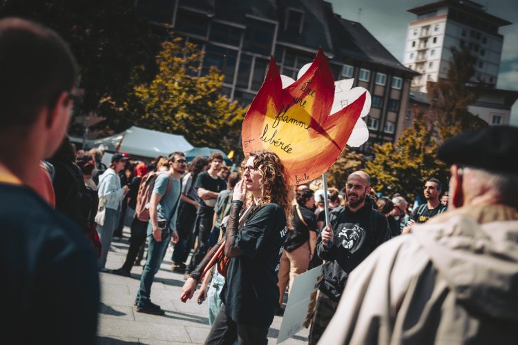 10 septembre, bloquons tout, Pancarte, flamme, manifestant