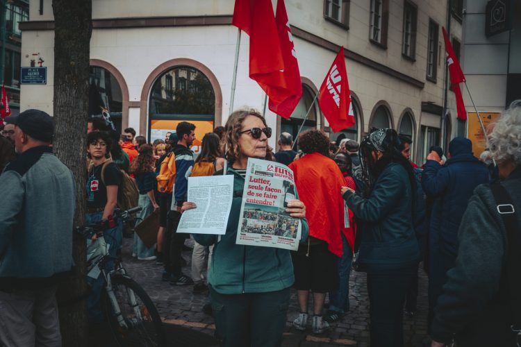 10 septembre, bloquons tout, Manifestant, Lutte Ouvrière, rouge