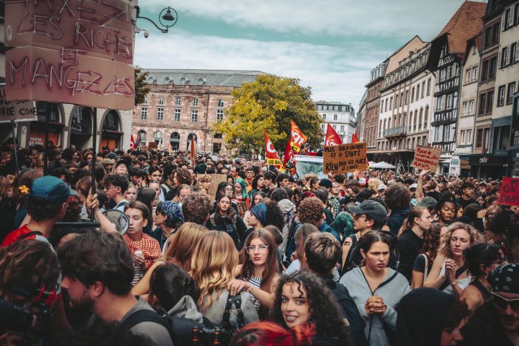 10 septembre, bloquons tout, Foule, manifestant, pancarte