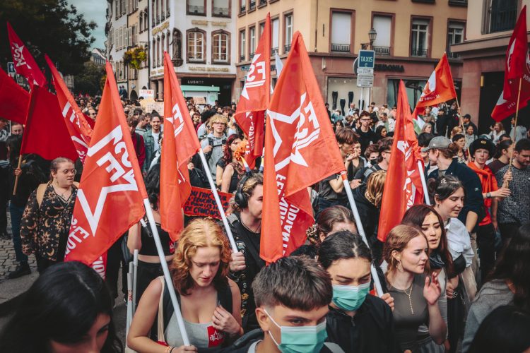 10 septembre, bloquons tout, FSE, Manifestant, drapeaux, rouge