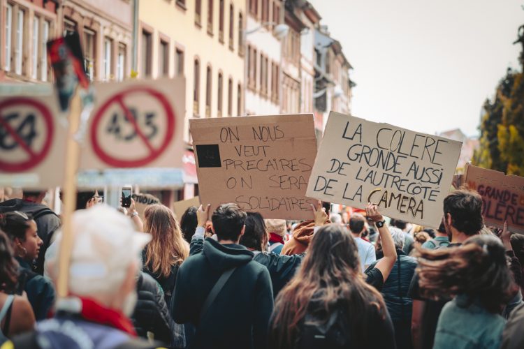 10 septembre, bloquons tout, Foule, manifestant, pancarte