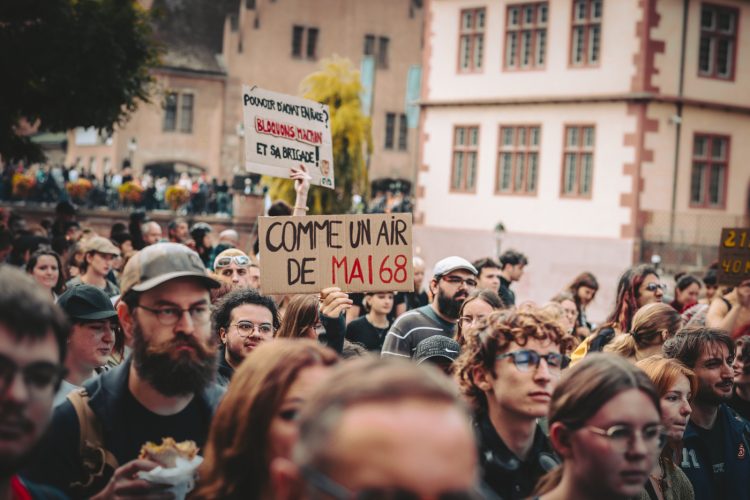 10 septembre, bloquons tout, Foule, manifestant, pancarte, mai 68