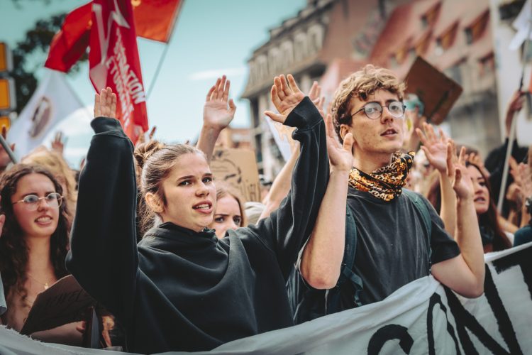 10 septembre, bloquons tout, Manifestant, main en l’aire