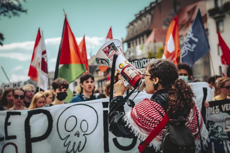 10 septembre, bloquons tout, Manifestant, mégaphone, drapeaux