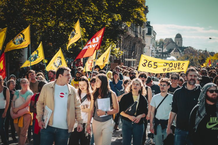 10 septembre, bloquons tout, Foule, pancartes, manifestant, fériés