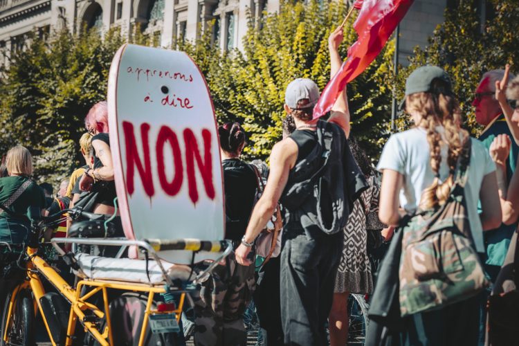 10 septembre, bloquons tout, Foule, pancartes, manifestant