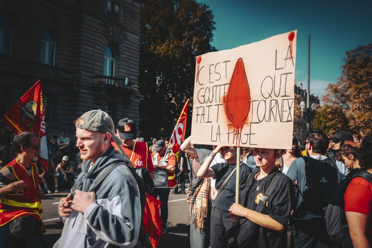 10 septembre, bloquons tout, Foule, pancartes, manifestant, république