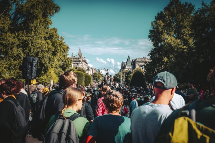 10 septembre, bloquons tout, Foule, pancartes, manifestant, république