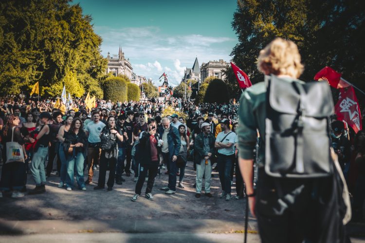10 septembre, bloquons tout, Foule, pancartes, manifestant, république