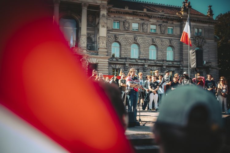 10 septembre, bloquons tout, Foule, pancartes, manifestant, république, parole