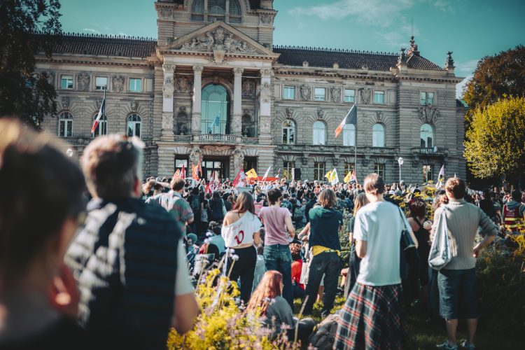10 septembre, bloquons tout, Foule, pancartes, drapeaux, manifestant, république