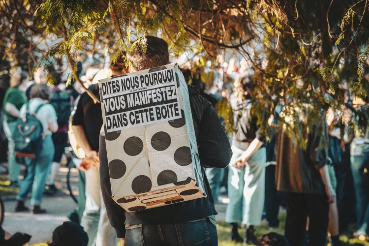 10 septembre, bloquons tout, pancartes, manifestant