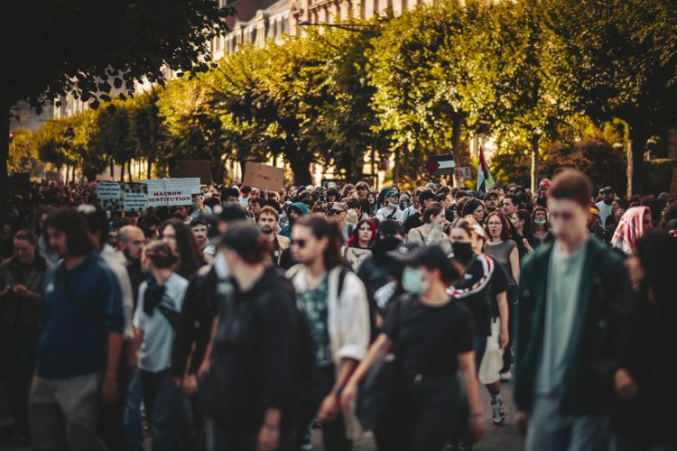 10 septembre, bloquons tout, Foule, pancartes, drapeaux, manifestant