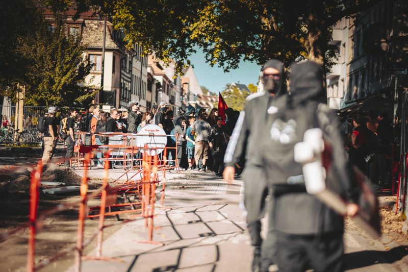 10 septembre, bloquons tout, Foule, travaux, pancartes, drapeaux, manifestant