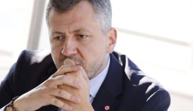 Franck Allisio menacé au couteau... suisse